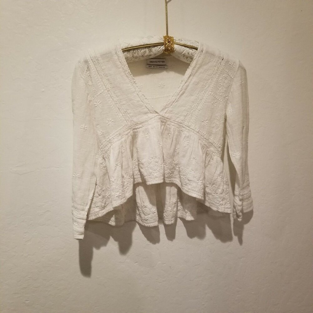 Urban Outfitters Women's XS Cropped V-Neck Peplum Top in White Embroidered Lace